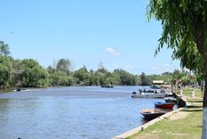 En este pueblo, los paseos en lancha y la pesca deportiva son parte esencial de la experiencia turística.