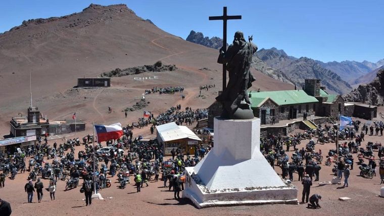 Los motoqueros en el Cristo Redentor. Fuente: Télam.