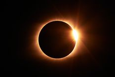 Se viene un doble eclipse y desde la astrología recuerdan: siempre que se apaga una luz otra se enciende más fuerte. Foto: Shutterstock
