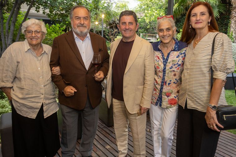 María Teresa Corradini de Barbera, Michel Rolland, el cónsul de Italia en Mendoza Giuseppe D'Agosto junto a su esposa Teresa y Bea Barbera. María Teresa Corradini de Barbera, Michel Rolland, el cónsul de Italia en Mendoza Giuseppe D'Agosto junto a su esposa Teresa y Bea Barbera.
