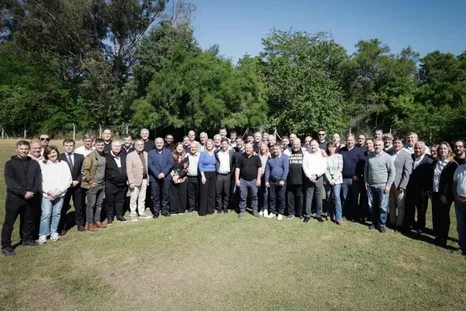 Kicillof con los intendentes. Kicillof con los intendentes.