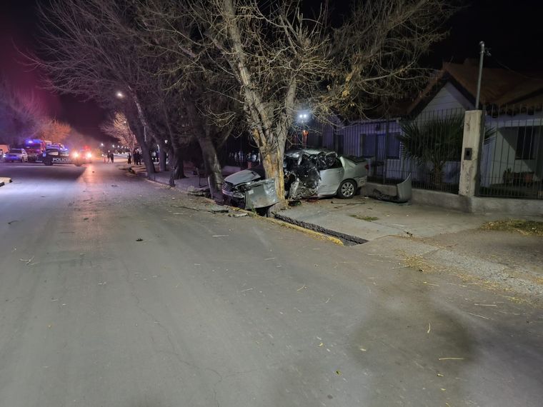 Imagen del violento accidente en San Carlos. La víctima murió en el lugar.