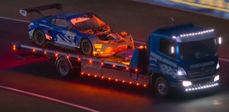 El Ford Mustang GT3 de HRT quedó fuera tras el fuerte impacto.