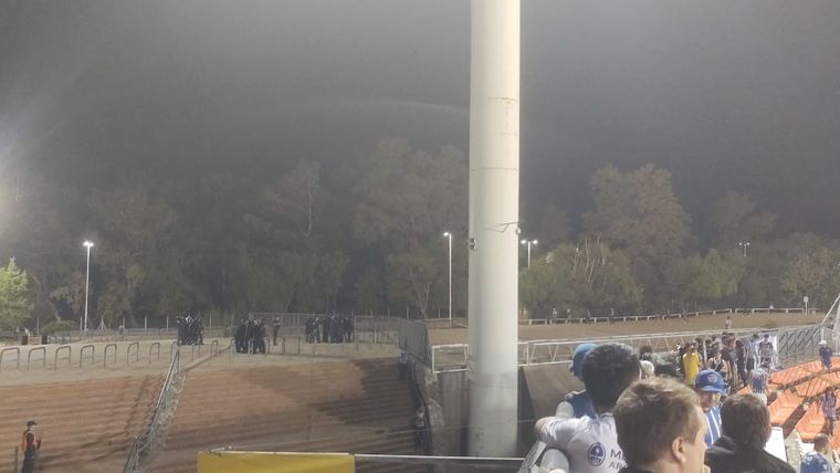 La barra del Tomba dio la nota otra vez y hubo tiros con la Policía. Foto: MDZ