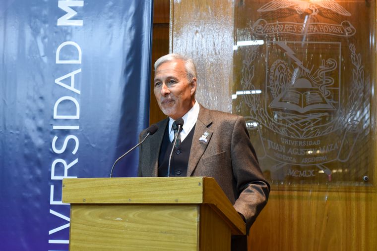 Por supuesto, el rector de la Universidad Maza fue quien expresó las palabras más sentidas. Por supuesto, el rector de la Universidad Maza fue quien expresó las palabras más sentidas.