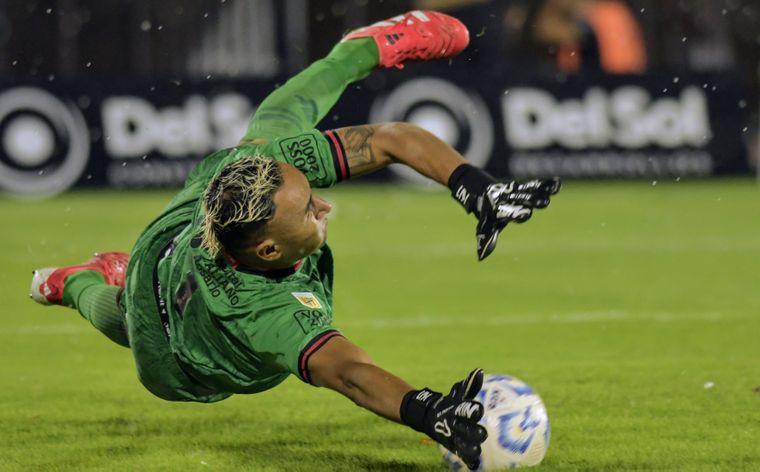Keylor Navas decidió no atajar ante Banfield y presiona para salir de Newells a Pumas de México.