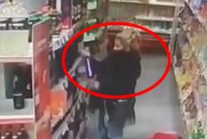 La ladrona en plena acción. Se llevó más de 6 botellas La ladrona en plena acción. Se llevó más de 6 botellas