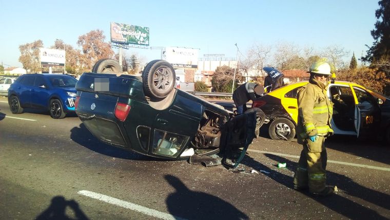 Así quedó el VW Gol tras el vuelco. 