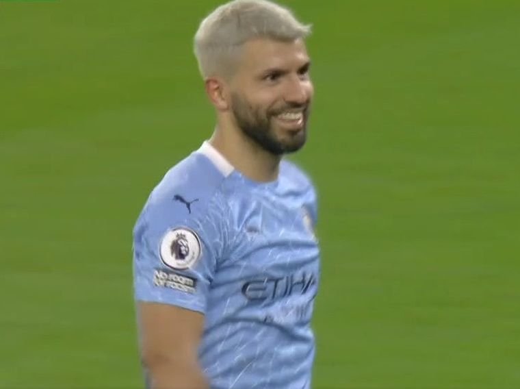 A pura risa: así se fue el Kun al ser reemplazado.