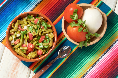 MDZol | Aunque esta receta se prepara comúnmente con jitomate, cebolla y queso, en diferentes regiones se le agregan ingredientes como aguacate, chile seco o incluso camarones, adaptándose a los gustos locales.