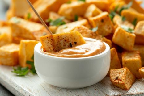 En pocos pasos, podrás preparar estas deliciosas papas bravas. Foto: Shutterstock