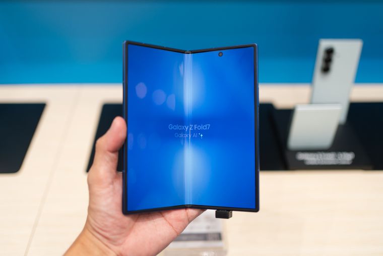 El futuro Samsung Galaxy Fold revoluciona el mercado de los teléfonos plegables con un diseño ancho y compacto.