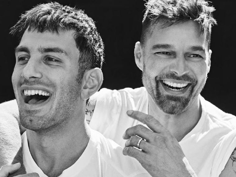 “Siempre es divertido con este tipo al lado mío”, escribió el cantante para acompañar las fotos que hizo con su marido para una revista. Foto: Bésame FM.