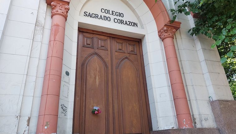 Los padres de los alumnos del Colegio Sagrado Corazón esperan que esta tarde lleguen sus hijos desde Carlos Paz. Foto: Rodrigo DAngelo / MDZ