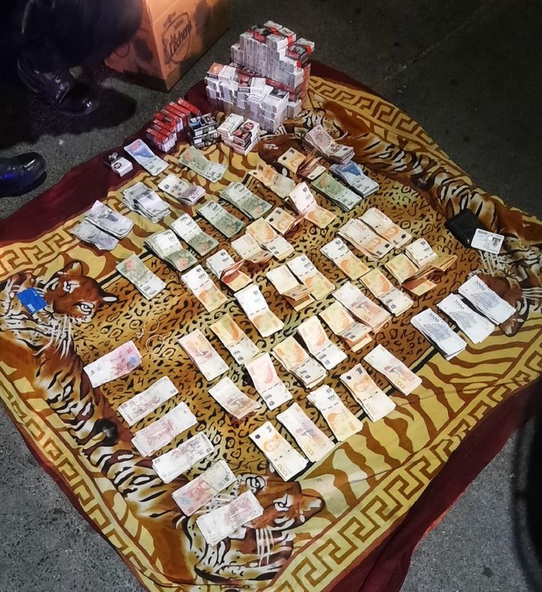 El dinero y los paquetes de cigarrillos fueron recuperados Foto: Ministerio de Seguridad de Mendoza