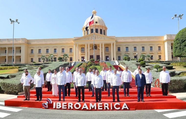 La foto oficial de la XXVIII Cumbre Iberoamericana de Jefas y Jefes de Estado y de Gobierno Foto: Twitter @CumbreIberoA
