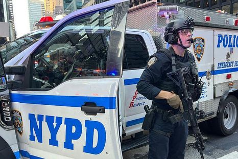 La policía fue alertada de un tiroteo en un edificio de oficinas en Park Avenue en Manhattan. La policía fue alertada de un tiroteo en un edificio de oficinas en Park Avenue en Manhattan.
