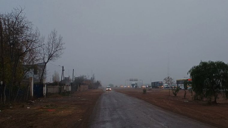 Durante las primeras horas del día, una densa niebla afectó la circulación vehicular y modificó el paisaje habitual de Mendoza.