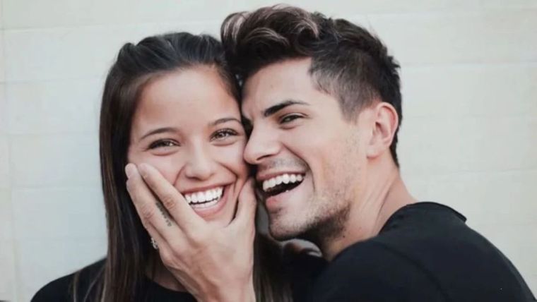 Tres fotos hot de la pareja se viralizaron en emdiod el escándalo. / Archivo