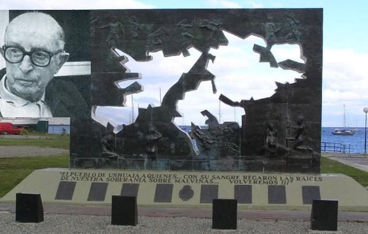 Monumento a los caídos en Malvinas; en recuerdo, el fallecido teniente general Benjamín Rattenbach