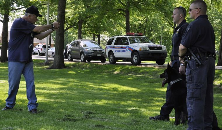 La oficina del alguacil del condado de Sumner dijo que el perro “pisó el rifle y el arma se disparó”. Foto: Army.