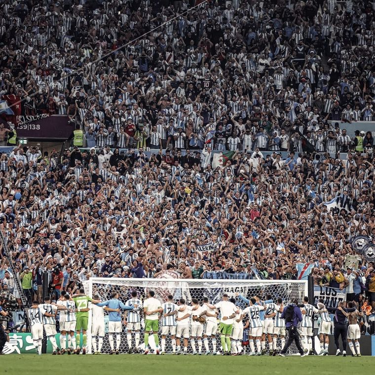 Los jugadores celebrando con los hinchas la clasificación a la final del Mundial de Qatar 2022 Foto: Twitter Nicolás Otamendi