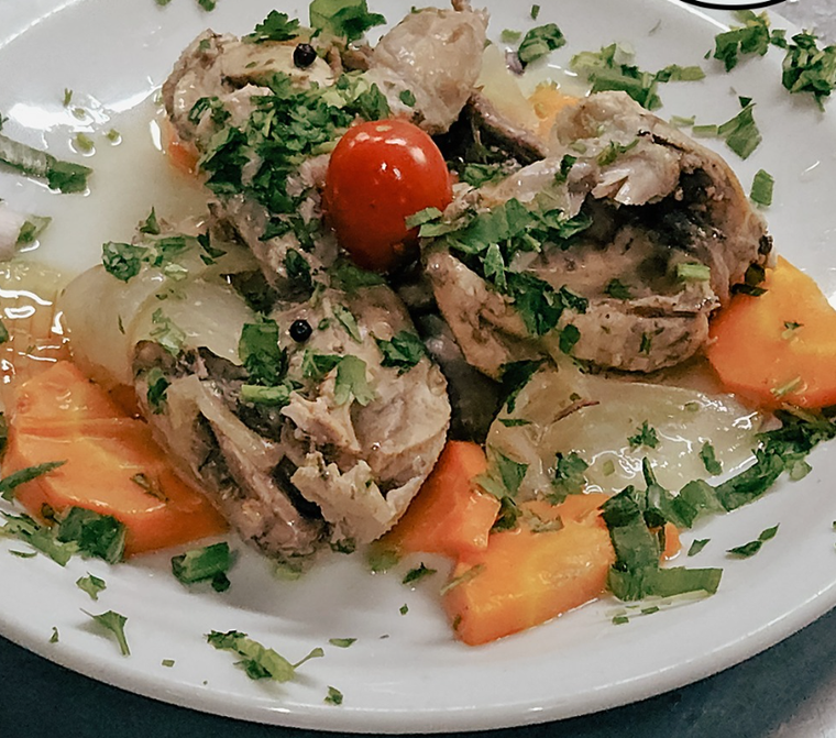 Entre los platos del restaurante había carpincho al escabeche.