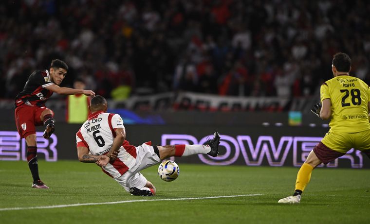 El pibe Facundo Lencina marcó el segundo y el tercer gol de River Plate en la goleada sobre la Gloria en Córdoba.&nbsp;