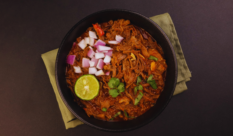 Cada región adapta la receta de birria usando diferentes chiles, especias y técnicas, creando una enorme variedad de estilos únicos. Cada región adapta la receta de birria usando diferentes chiles, especias y técnicas, creando una enorme variedad de estilos únicos.