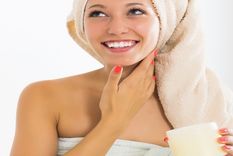 Mascarilla de vaselina y azúcar que dejará tu rostro con una piel de porcelana