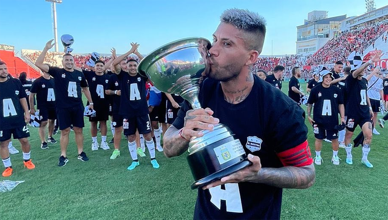 El capitán se mostró emocionado tras la victoria. Foto: Instagram @celizmilton7