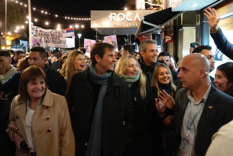 Diego Hartfield, el candidato de La Libertad Avanza en Misiones, junto a Karina Milei, Patricia Bullrich y Martín Menem. Diego Hartfield, el candidato de La Libertad Avanza en Misiones, junto a Karina Milei, Patricia Bullrich y Martín Menem.