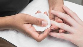 Usa este quitaesmalte casero para devolverle el brillo a tus uñas. Foto: Guapísimas