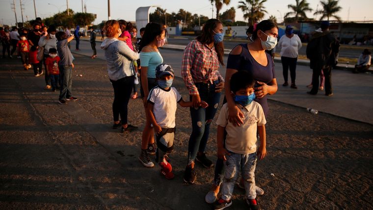 Gente en una calle de Lima, Perú.