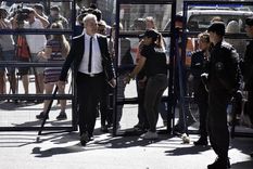 El abogado Fernando Burlando ingresando a los tribunales de Dolores. Este viernes fue la quinta jornada del juicio. Foto: Noticias Argentinas