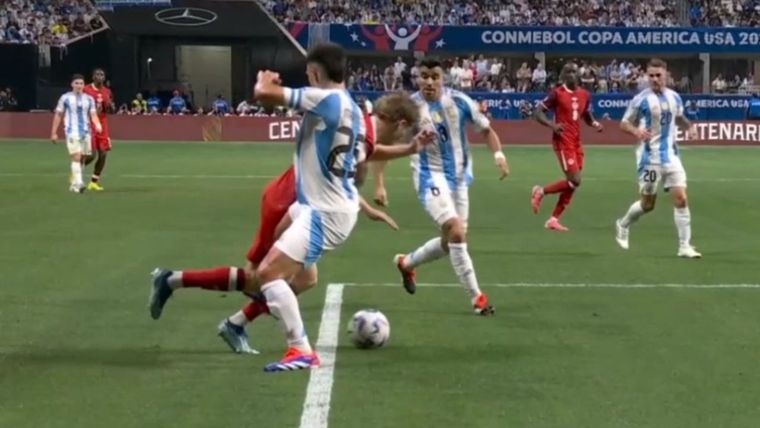 Lisandro estuvo al borde de cometer penal. Foto: Captura Video