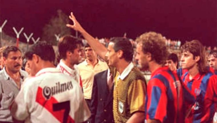 Castrilli suspende el partido entre Huracán Corrientes y River, luego de que Bonano recibiera un proyectil en pleno partido, pero no anuló el gol del local. Lo hizo el Tribunal de Disciplina de la AFA días después. Foto: archivo