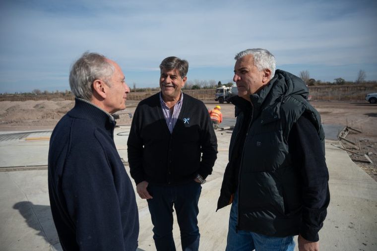 Obras viales en Mendoza. Doble vía del Este. Raúl Rufeil, Mario Abed y Osvaldo Romagnoli. Obras viales en Mendoza. Doble vía del Este. Raúl Rufeil, Mario Abed y Osvaldo Romagnoli.
