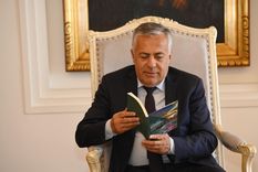 Alfredo Cornejo y un libro sobre minería. Foto: x @alfredocornejo