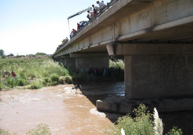 Así sacaron la camioneta del río.