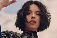 Ángela Aguilar eligió una media polera de mangas largas en un género aterciopelado para combinar con su falda negra con dibujos coloridos. Foto: Revista Fama - cdn.revistafama.com