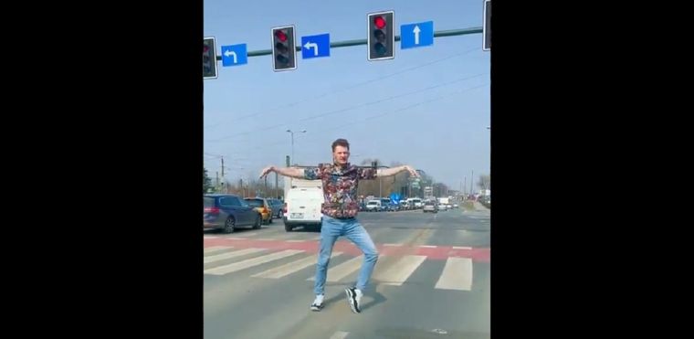 El joven se bajó del auto y bailó de forma espectacular cuando el semáforo estaba en rojo Foto: Captura Video