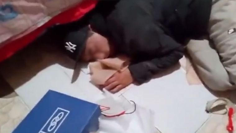 El momento del ladrón dormido fue capturado por los dueños de casa.