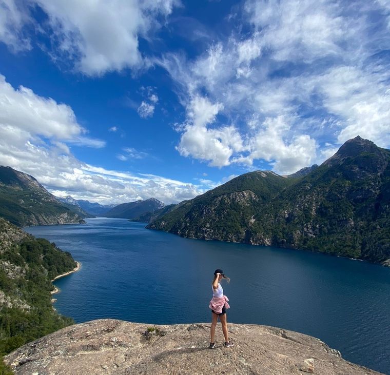 Bariloche cuenta con un amplio abanico de senderos que llevan a hermosos miradores, cascadas y playas Foto: Foto: Felicitas Oyhenart
