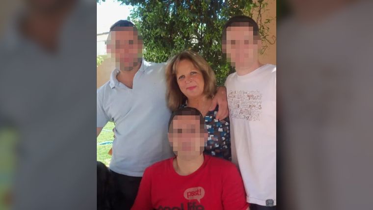 Margarita Gutiérrez junto a sus tres hijos varones: uno está en la mira por la muerte de la mujer.&nbsp;