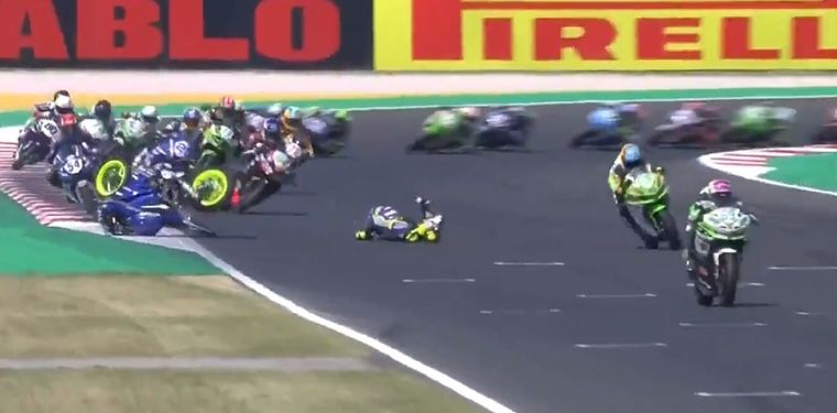 Ton Kawakami en el suelo y sus rivales lo esquivan milagrosamente. Foto: Captura