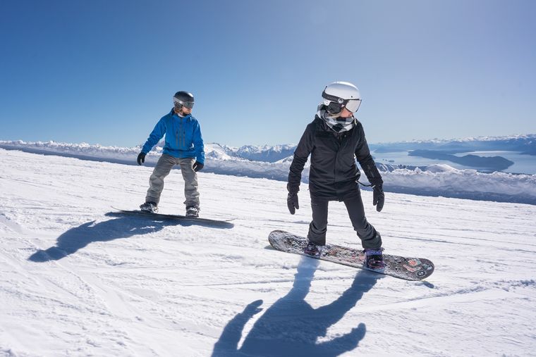 El snowboarding es uno de los deportes extremos que los turistas practican en Bariloche El snowboarding es uno de los deportes extremos que los turistas practican en Bariloche