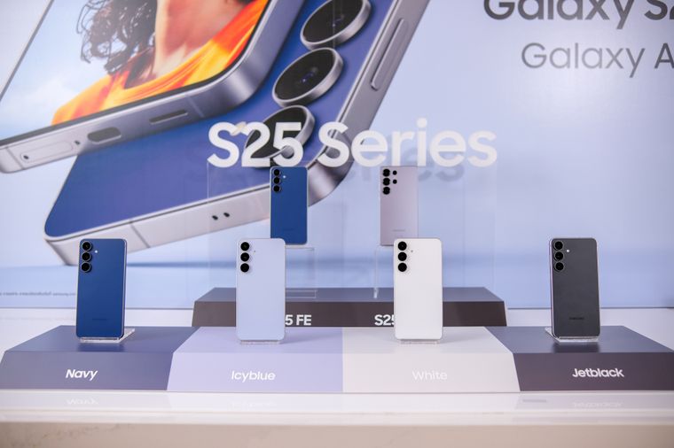 El Samsung Galaxy S25 FE destaca por sus cámaras, batería de 4.900 mAh y carga rápida de 45 W. El Samsung Galaxy S25 FE destaca por sus cámaras, batería de 4.900 mAh y carga rápida de 45 W.