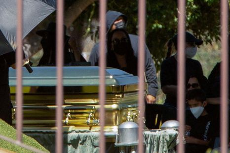 Las personas que se acercaron al entierro ocultaron sus identidades con mascarillas. Las personas que se acercaron al entierro ocultaron sus identidades con mascarillas.