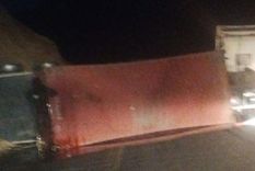 El camión volcó en la zona de Polvaredas. El camión volcó en la zona de Polvaredas.